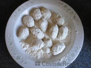 07 - Enharinamos las croquetas de bacalao