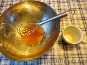 01 - Juntamos la gelatina con una tacita de moscatel