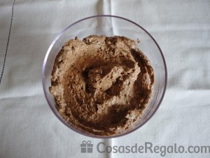 03 - Rellenamos el fondo de una copa de postre con el mousse de chocolate