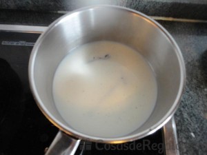 01 - Hervimos la leche con la mitad del azúcar y la media vaina de vainilla